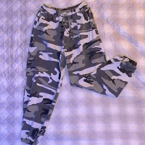 Size small, fits more medium, stretchy.